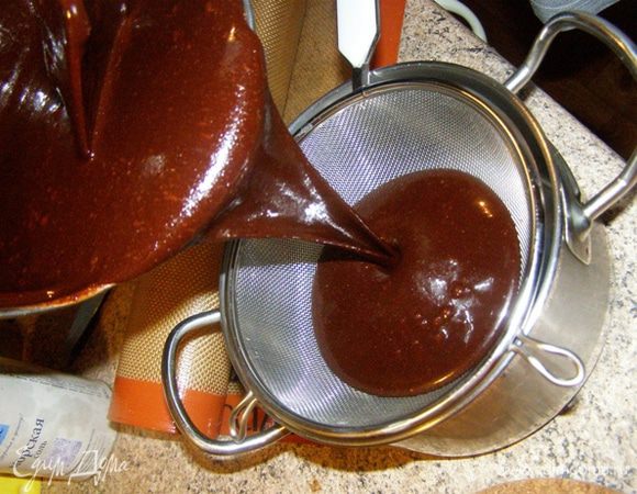 Глазурь процедим в посуду как можно меньшего объема