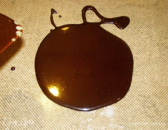 Займемся таблированием глазури (сгущеним). Для этого выльем 1/5 часть глазури на силиконовый коврик (в идеале на мраморную поверхность)