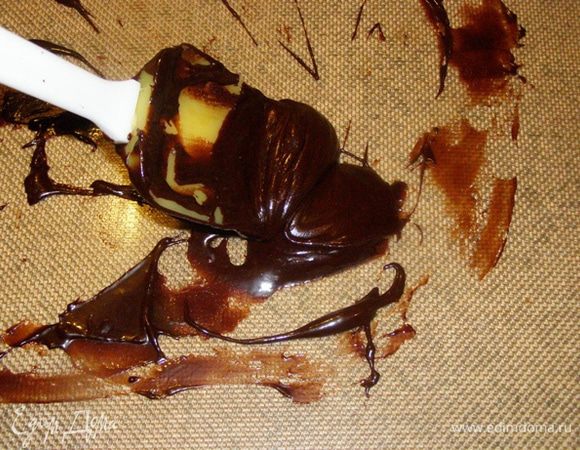 и разотрем лопаточкой до загустения. Все это время нужно ложкой помешивать глазурь, чтобы не образовалась корочка