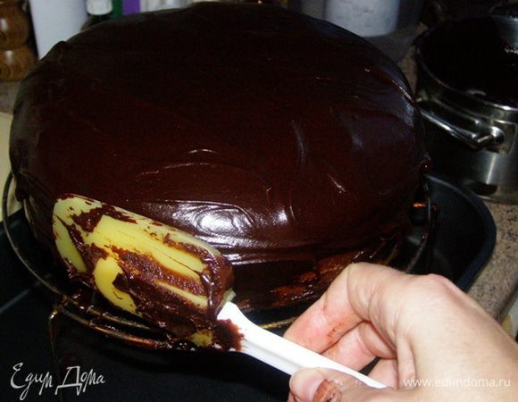Немедленно глазируем торт, делая как можно меньше количество штрихов. Так как глазурь крайне быстро остывает, то ее нужно успеть подкорректировать. Для корректировки лучше использовать металлическую лопатку (подсмотрела в видеорецепте Захера у Александра Селезнева)