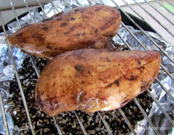 На сковороду ставим решетку из духовки и начинаем нагревать полученную конструкцию на сильном огне на плите. Очень скоро вы почувствуете ароматы. Огонь надо уменьшить до среднего. Положить на решетку куриное филе. 