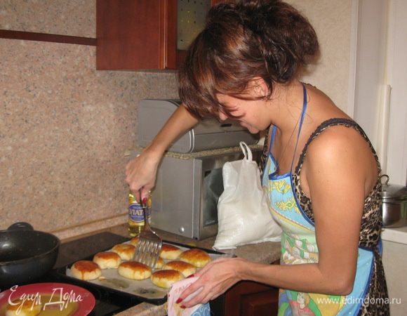 1-ый раз тесто поднимется - обмять.
2-ой раз тесто поднимется - печём пирожки.

Перед тем как выпекать, пирожки должны постоять мин.15 (подняться) и желательно накрыть их полотенцем, что бы не заветрились, потом смазываем их взбитым яйцом и в духовку.
Выпекаем при t-200гр. до готовности.