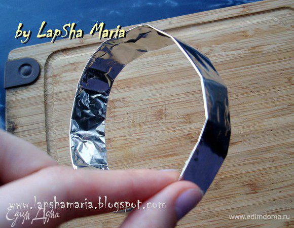 Для приготовления крампетов нам понадобятся кольца. Лучшим вариантом будут кольца для яичницы. У меня нет, но я не отчаялась) Например, круги можно сделать из фольги.