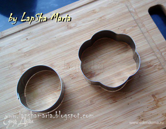 Или взять крупные формы для печенья. Я попробовала и так, и так. С формами конечно удобнее. Можно вообще без форм, как обычные оладушки, но тогда тесто растечется и не получится таким высоким. 