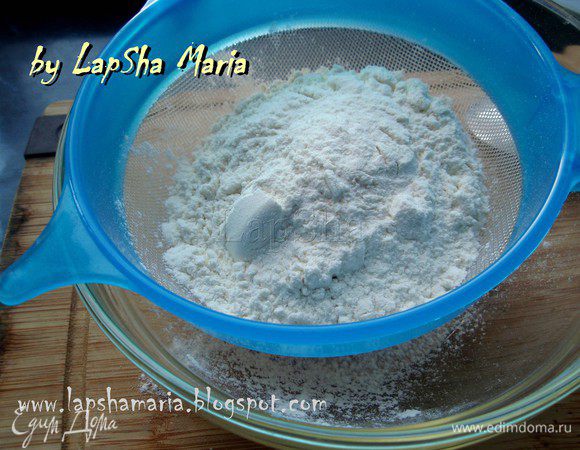 Муку просеять вместе с разрыхлителем в миску, добавить сухие дрожжи, размешать. Аккуратно ввести воду постоянно помешивая, чтобы получилась консистенция как на обычные оладьи. 