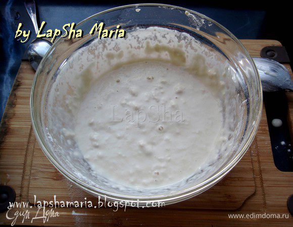 Накрыть тесто полотенцем и оставить на 15 минут, чтобы дрожжи подействовали. Спустя 15 минут тесто должно быть с пузырьками.