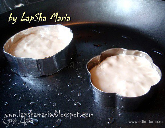 Смазываем сковороду и формы маслом. Нагреваем на сильном огне, сбавляем до среднего и выкладываем тесто в формы, заполняя их на 2/3. Когда верхняя сторона увеличится и схватится, переворачиваем крампеты и убираем форму. Будьте крайне осторожны, формы (из фольги в том числе) очень горячие. Переворачивать лучше с помощью лопаток или щипцов.