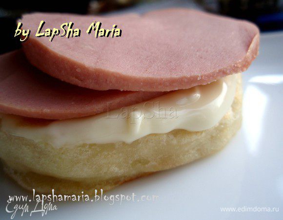 Как я уже говорила можно просто сделать бутерброд на завтрак или перекус. У меня с плавленым сыром и колбасой. Оооочень вкусно. Обязательно есть теплым и только что приготовленным! Экстаз вам обеспечен))