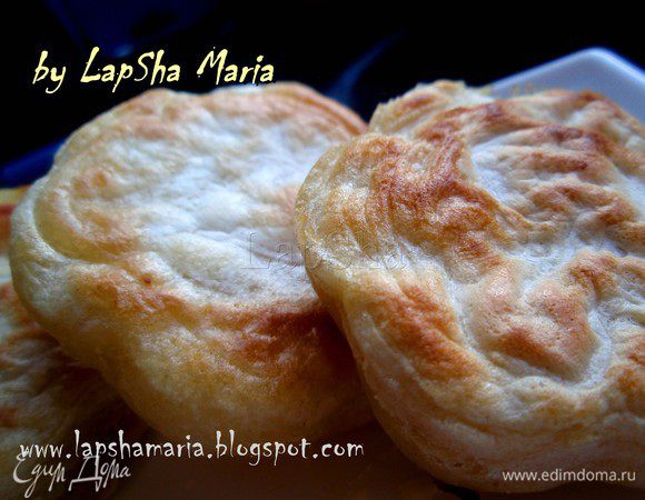 Вот так выглядят готовые крампеты, очень ароматные и с красивой румяной корочкой. Я уже потом подумала, что в тесто можно добавить трав и подать к супу например.