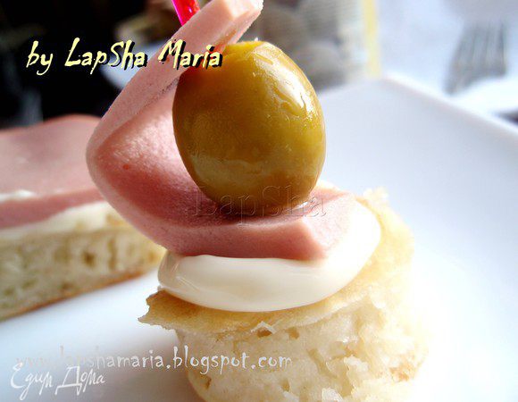 А можно придумать канапе для фуршета или праздничного стола. Для этого из крампет вырезать маленькие кружочки (я это сделала с помощью самой маленькой формы для печенья). И украсить по своему желанию.  Вот тут можно разгуляться! Я смазала плавленым сыром, и наколола колбасу парусом, а в промежуток добавила оливку. Очень вкусно! А вообще в голову приходит миллион идей)) Приятного вам аппетита!