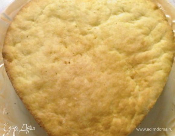 Затем тесто растягиваем в форме( на дно формы стелю пергамент , смазываю его)и выпекаем два светлых коржа