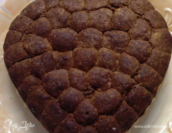 С темного теста катаем шарики и во внутрь шариков кладем цукаты.Шарики выкладываем в форму и печем