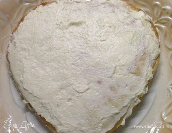 Берем светлый корж.Смазываем его кремом