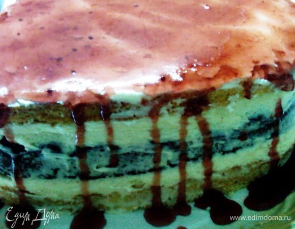 Затем кладем темный корж ,смазываем кремом, затем белый корж.Смазываем кремом и заливаем желе.Смачного