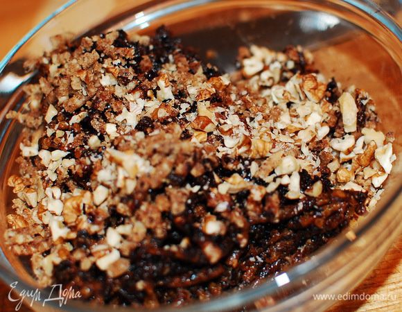 Сухофрукты измельчить в мясорубке. Орехи часть через мясорубку, часть порубите ножом.