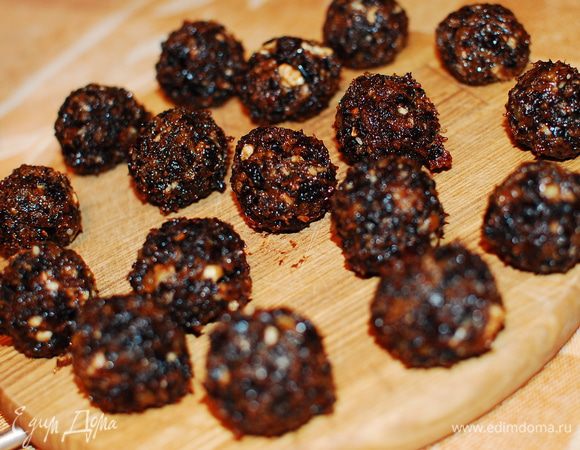 Добавьте мед,лимонный сок. Тщательно вымесите. Сформируйте шарики,величиной чуть меньше грецкого ореха.
