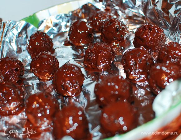 Шоколад растопите на водяной бане. По одному шарику окунайте в шоколад. Выкладывайте на поверхность, застеленную фольгой. Поставьте в холодильник на ночь.