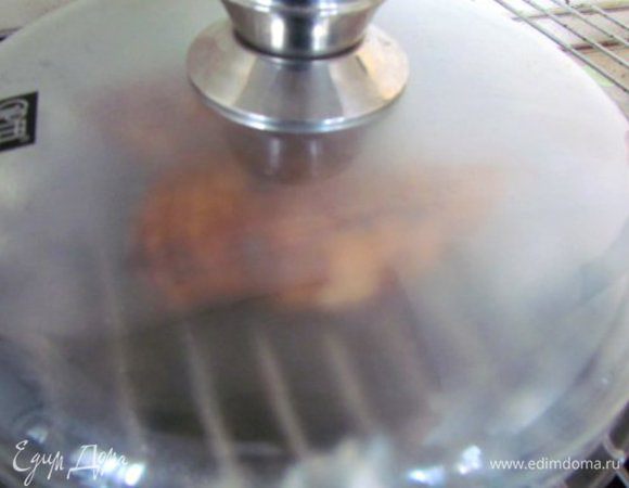 

Накрыть мясо крышкой. Филе коптится в очень ароматном дыму минут 30. Филе нужно один раз перевернуть.