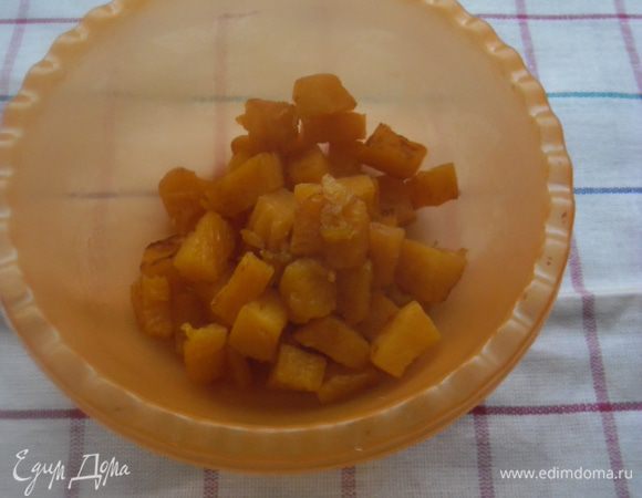 Итак приступим. Для начала займемся тыквой. У меня была маринованная, поэтому я ее просто немного обжарила. Если вы используете свежую тыкву, то ее нужно будет порезать небольшими кубиками и поджарить в растительном масле до готовности (на среднем огне).
Отложить тыкву.