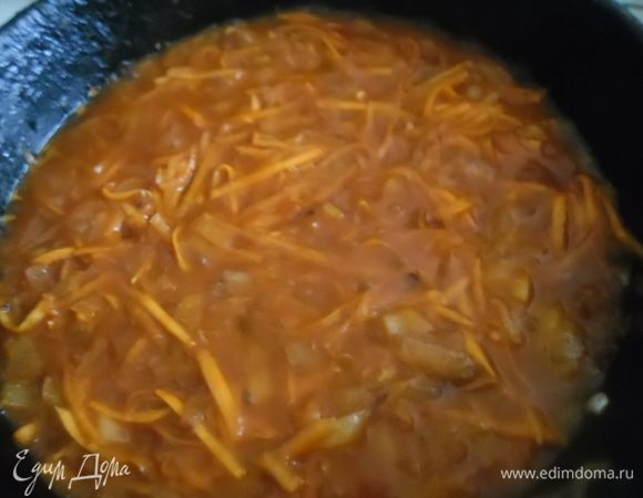 Лук нарезать мелкими кубиками, морковь натереть на средней или крупной терке.
Выложить в сковороду лук и чуть-чуть обжарить. Затем добавить морковь и продолжить обжаривание. Добавить томат, соль, перец и любимые специи. Я брала красный молотый перец, мускатный орех и майоран. Далее туда же отправить мелко нарезанный чеснок и влить воду. Тушить на среднем огне до выпаривания жидкости. 