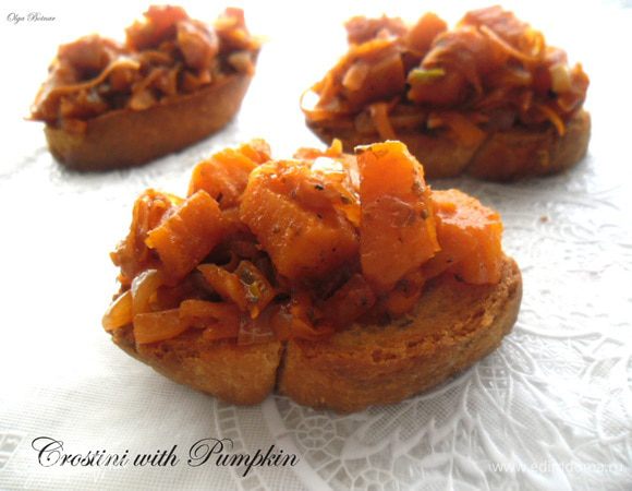 Багет нарезать ломтиками, сбрызнуть маслом и поджарить (или запечь) до румяной корочки. Затем выложить на них овощи и подавать. Закуска готова.
Приятного аппетита!!!