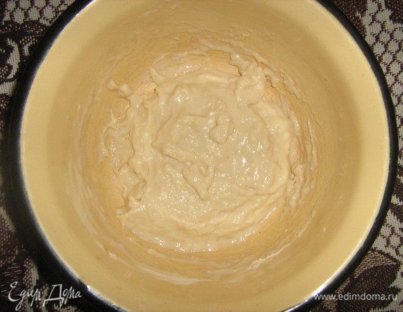 Приготовить опару:дрожжи развести с сахаром(без жидкости!), оставить до появления шапки. Добавить половину муки, теплое молоко. Дать увеличится в 1,5-2 раза.