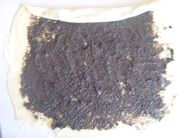 Раскатываем тесто, смазываем растопленным маслом, выкладываем мак.