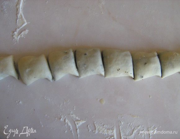 сворачиваем рулетом, режем на кусочки.