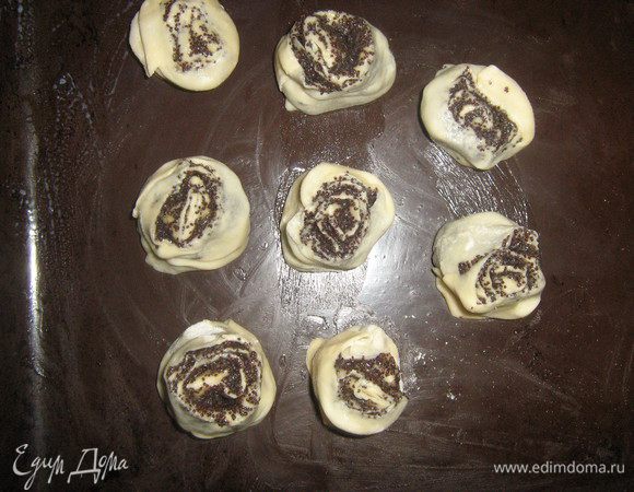 Выкладываем на смазанный маслом противень, смазываем яйцом(оставшимся желтком с белком). выпекаем 12-15 минут на 200 градусах.