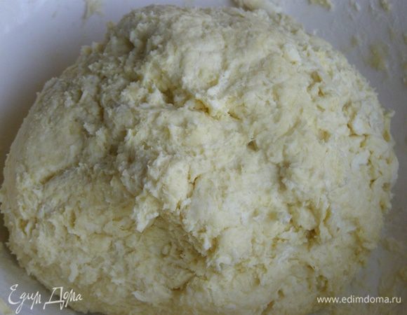 Добавим соль в сметану, размешаем, добавим масло и муку. Замесим тесто