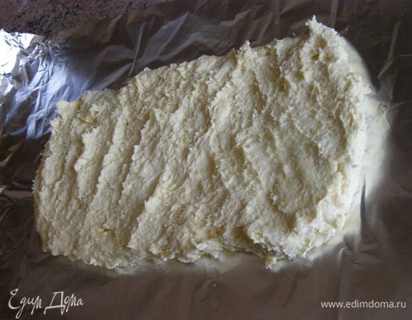 Технология приготовления сметанного теста совпадает с технологией приготовления творожного теста http://www.edimdoma.ru/recipes/35879. Из теста сформуем прямоугольник, завернем в фольгу и уберем в холодильник, хотя бы на 3 часа