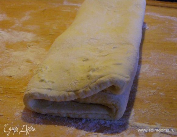 Через минимум три часа раскатаем тесто двумя двойными турами (сложение вчетверо)