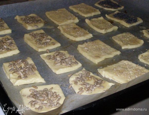 Уберем в холодильник часа на два. После этого тонко раскатаем тесто, нарежем квадратами, выложим на лист, застеленный пергаментом. Смажем яйцом и посыпем маком, кунжутом и т.д.