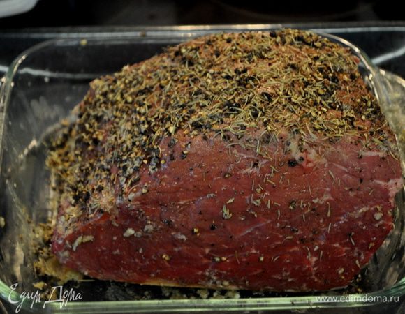 Разогреть духовку до 180гр.
В маленькой чаше скомбинировать слив.масло и вуштерский соус. Помазать кисточкой этой смесью ростбиф.Перец горошком раздавить в пакете используя молоток для отбивки мяса.Вдавить эту смесь в ростбиф и сверху посыпать тимьяном.