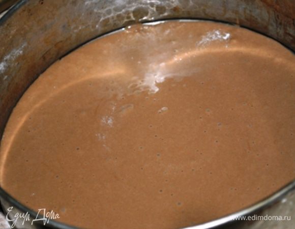 Во взбитые яйца, продолжая взбивать по ложке вводить муку, затем растопленный шоколад.
Получается довольно жидкое тесто.
Форму диаметром 22 см. смазать маслом. Выложить третью часть теста и выпекать при 180 гр. 15-20 минут.
Готовый корж охладить в течение 10-ти минут и вынуть из формы. Испечь еще 2 коржа.