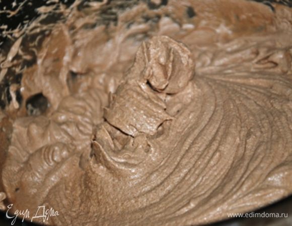 Приготовление крема:
Миску для взбивания предварительно охладить в морозильной камере. Миска должна быть очень холодной! Прямо ледяной!
Шоколад и масло растопить на водяной бане, немного остудить.
В охлажденную миску добавить все ингредиенты вместе и взбивать на высоких оборотах миксера до пышной устойчивой массы.


По правде говоря, мне никогда не доводилось готовить такой крем, даже не встречала такой раньше. До конца не верила, что вся эта жидкая масса может превратиться в крем! И была приятно удивлена! Мало того! Мне удалось сделать из крема финтиклюшки на торт и они не поплыли! Стояли как вкопанные! Это просто идеальный крем для эклеров и профитролей! Всем рекомендую попробовать!