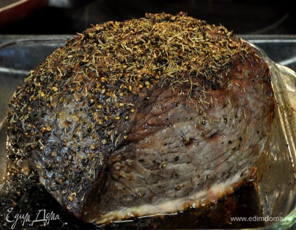 Готовить в разогретой духовке. Примерно 1 1/2 часа -2часа в зависимости какой вы любите ростбиф с кровью или без. Используйте термометр для мяса. 