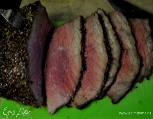 Достать ростбиф из духовки, прикрыть фольгой и дать постоять 10-15мин.
Разрезать по порциям и подавать с любимым гарниром.