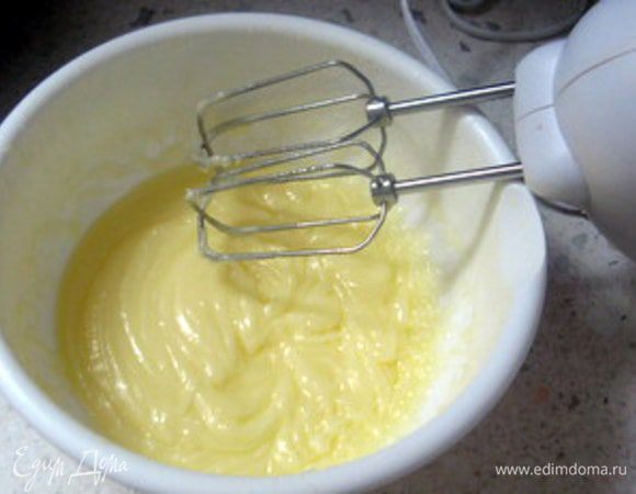 Растопить масло и взбить его с сахаром. 