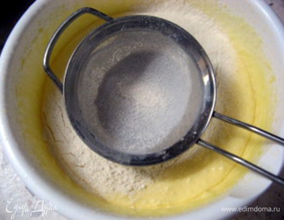 Добавить яйца и одну ст.ложку муки и продолжать взбивать. 

Добавить просеянную муку с  разрыхлителем. 