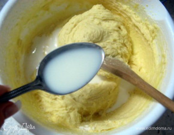 Перемешать и добавить столько молока, чтобы тесто получилось настолько густым, чтобы выкладывать его в формочки ложкой. 