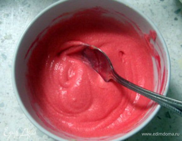 Взять немного готового теста и добавить в него красный краситель.