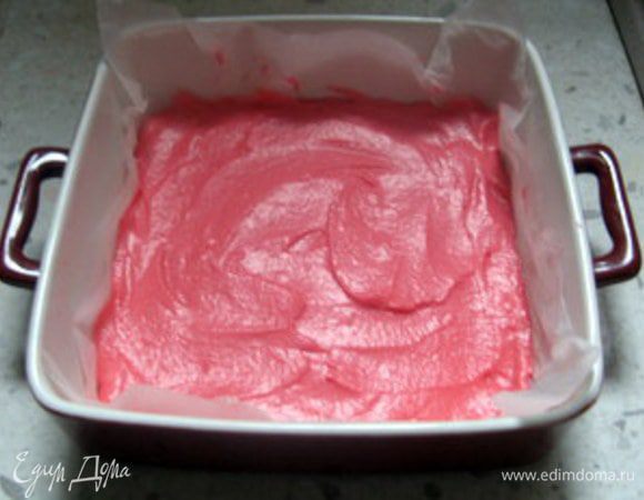 Прямоугольную форму для выпечки накрыть пергаментом и выложить в неё красное тесто,разровняв лопаткой. Выпекать при 180°C около 10-13 минут.