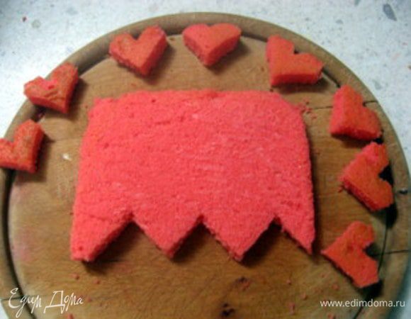 Остудить и формочкой нарезать на сердечки.