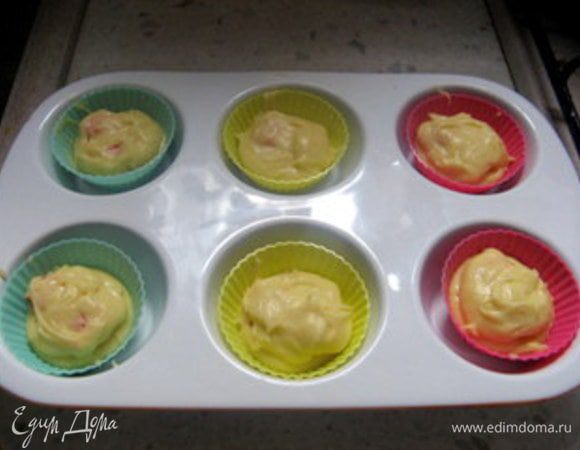 Добавить столько теста, сколько понадобится, чтобы заполнить формочки на ¾.
Выпекать при 180°C около 20-25 минут.
