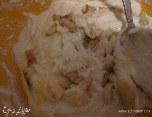 В творог добавьте сахар, яйцо+ яичный белок, соль, манную крупу, муку и банан.Хорошо перемешать 
Все перемешайте и сформируйте из творожной массы шарики,обмазать сверху желтком 
 и запеките в духовке в течение 15-20 минут. Я запекала в аэрогриле 175 гр. 15 мин 