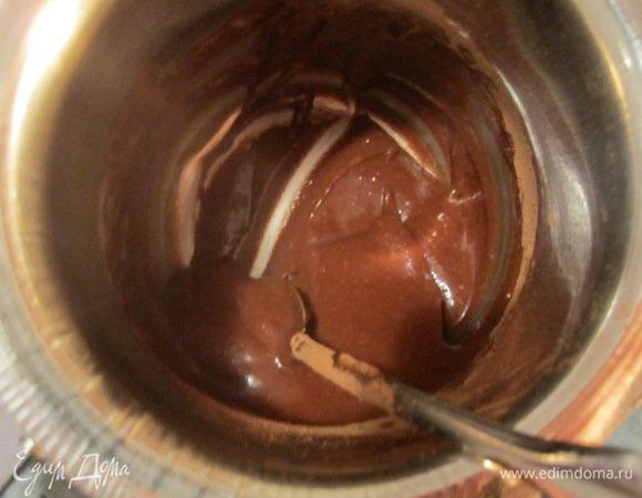 готовим помадку
3 ст.л сметаны, 2 ст.л. сахара, 2 с горкой какао.. 
варим до загустения 