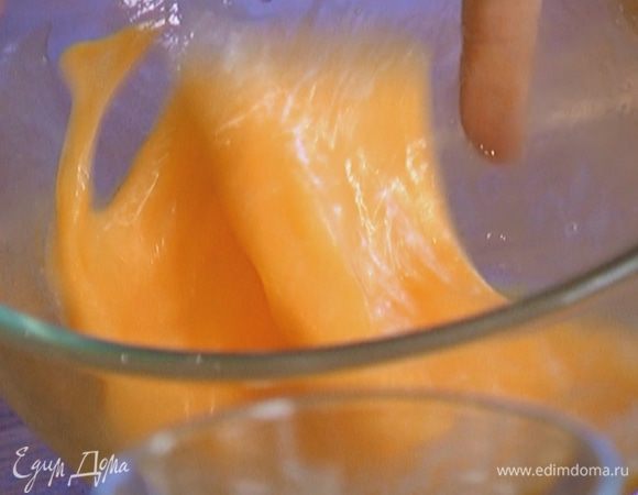 Яйца слегка взбить.