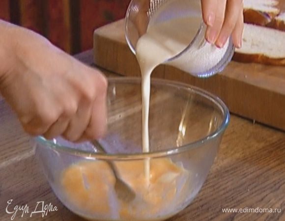 Влить к яйцам молоко, сливки, ванильный экстракт, добавить сахар и перемешать.
