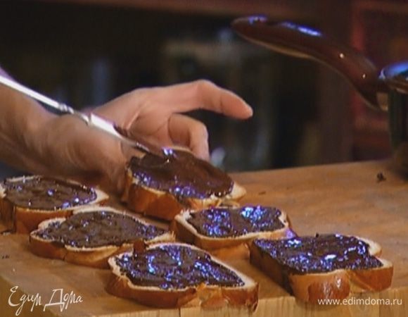 Смазать кусочки булки растопленным шоколадом.